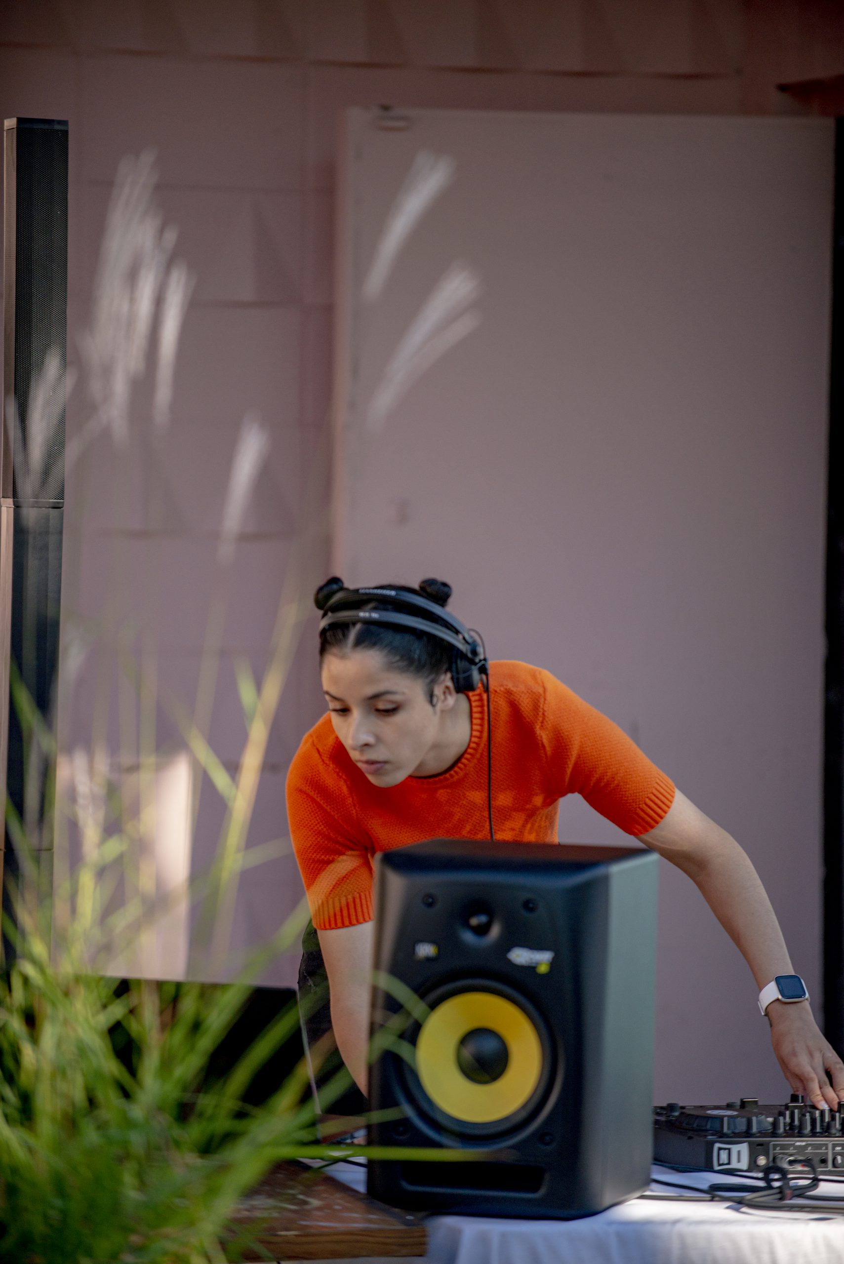 Un DJ passionné anime une foule avec sa musique entraînante à l'extérieur, les rythmes électrisants créent une atmosphère animée et festive.